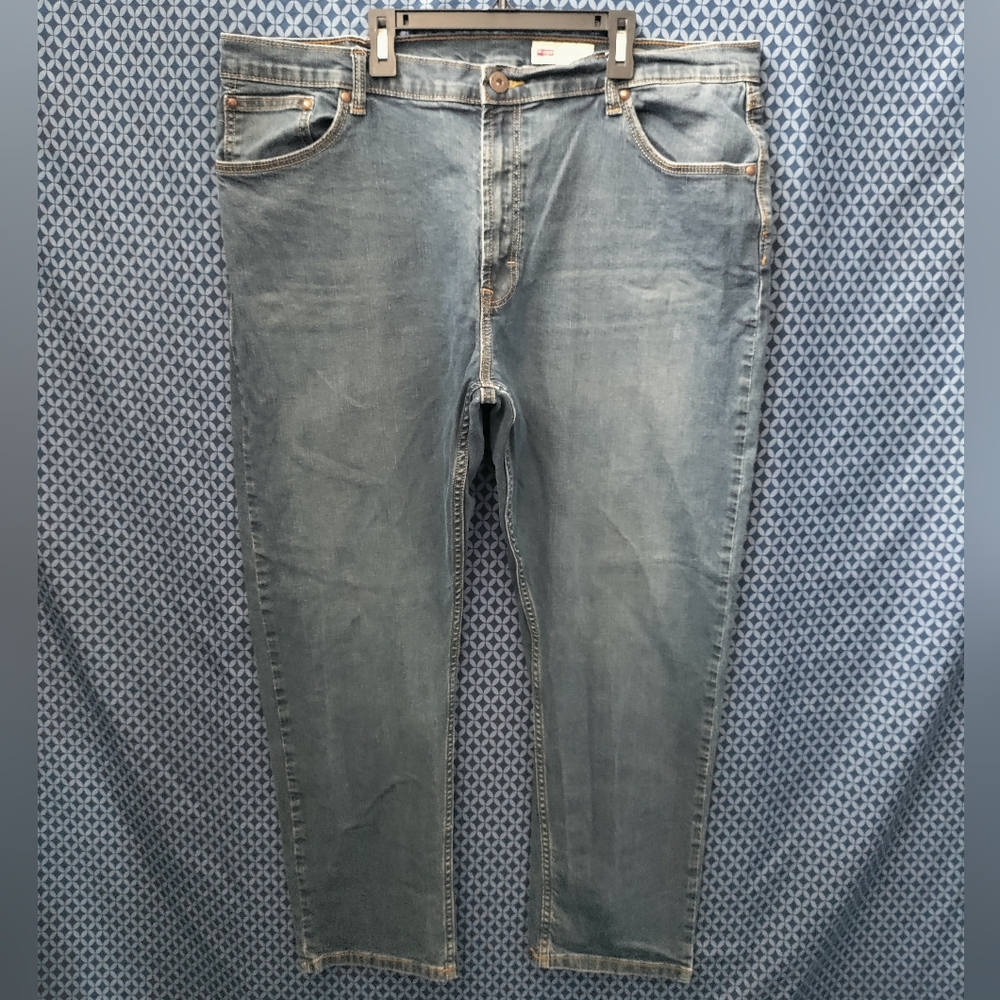 Wrangler - Men's blue denim athletic fit jeans with 5 pockets. Size - 40x30